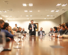 O governador Carlos Massa Ratinho Junior e o secretário Beto Preto assinaram nesta segunda-feira (3) a liberação de R$ 20 milhões para 19 consórcios intermunicipais de saúde. Os benefícios vão chegar a 335 municípios do Estado. No mesmo ato, eles autorizaram a licitação das obras do Centro de Especialidades de Jacarezinho, no Norte Pioneiro, no valor de R$ 9,1 milhões.  -  Curitiba, 03/06/2019  -  Foto: Rodrigo Félix Leal/ANPr