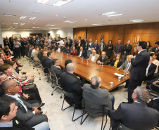 O governador Carlos Massa Ratinho Junior e o secretário Beto Preto assinaram nesta segunda-feira (3) a liberação de R$ 20 milhões para 19 consórcios intermunicipais de saúde. Os benefícios vão chegar a 335 municípios do Estado. No mesmo ato, eles autorizaram a licitação das obras do Centro de Especialidades de Jacarezinho, no Norte Pioneiro, no valor de R$ 9,1 milhões.  -  Curitiba, 03/06/2019  -  Foto: Rodrigo Félix Leal/ANPr