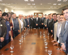 O governador Carlos Massa Ratinho Junior e o secretário Beto Preto assinaram nesta segunda-feira (3) a liberação de R$ 20 milhões para 19 consórcios intermunicipais de saúde. Os benefícios vão chegar a 335 municípios do Estado. No mesmo ato, eles autorizaram a licitação das obras do Centro de Especialidades de Jacarezinho, no Norte Pioneiro, no valor de R$ 9,1 milhões.  -  Curitiba, 03/06/2019  -  Foto: Rodrigo Félix Leal/ANPr
