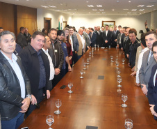 O governador Carlos Massa Ratinho Junior e o secretário Beto Preto assinaram nesta segunda-feira (3) a liberação de R$ 20 milhões para 19 consórcios intermunicipais de saúde. Os benefícios vão chegar a 335 municípios do Estado. No mesmo ato, eles autorizaram a licitação das obras do Centro de Especialidades de Jacarezinho, no Norte Pioneiro, no valor de R$ 9,1 milhões.  -  Curitiba, 03/06/2019  -  Foto: Rodrigo Félix Leal/ANPr