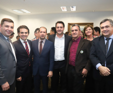 O governador Carlos Massa Ratinho Junior e o secretário Beto Preto assinaram nesta segunda-feira (3) a liberação de R$ 20 milhões para 19 consórcios intermunicipais de saúde. Os benefícios vão chegar a 335 municípios do Estado. No mesmo ato, eles autorizaram a licitação das obras do Centro de Especialidades de Jacarezinho, no Norte Pioneiro, no valor de R$ 9,1 milhões.  -  Curitiba, 03/06/2019  -  Foto: Rodrigo Félix Leal/ANPr