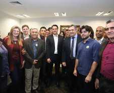 O governador Carlos Massa Ratinho Junior e o secretário Beto Preto assinaram nesta segunda-feira (3) a liberação de R$ 20 milhões para 19 consórcios intermunicipais de saúde. Os benefícios vão chegar a 335 municípios do Estado. No mesmo ato, eles autorizaram a licitação das obras do Centro de Especialidades de Jacarezinho, no Norte Pioneiro, no valor de R$ 9,1 milhões.  -  Curitiba, 03/06/2019  -  Foto: Rodrigo Félix Leal/ANPr
