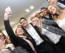 O governador Carlos Massa Ratinho Junior e o secretário Beto Preto assinaram nesta segunda-feira (3) a liberação de R$ 20 milhões para 19 consórcios intermunicipais de saúde. Os benefícios vão chegar a 335 municípios do Estado. No mesmo ato, eles autorizaram a licitação das obras do Centro de Especialidades de Jacarezinho, no Norte Pioneiro, no valor de R$ 9,1 milhões.  -  Curitiba, 03/06/2019  -  Foto: Rodrigo Félix Leal/ANPr