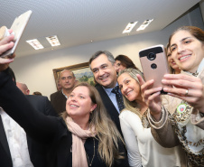 O governador Carlos Massa Ratinho Junior e o secretário Beto Preto assinaram nesta segunda-feira (3) a liberação de R$ 20 milhões para 19 consórcios intermunicipais de saúde. Os benefícios vão chegar a 335 municípios do Estado. No mesmo ato, eles autorizaram a licitação das obras do Centro de Especialidades de Jacarezinho, no Norte Pioneiro, no valor de R$ 9,1 milhões.  -  Curitiba, 03/06/2019  -  Foto: Rodrigo Félix Leal/ANPr
