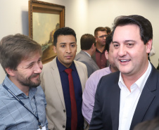 O governador Carlos Massa Ratinho Junior e o secretário Beto Preto assinaram nesta segunda-feira (3) a liberação de R$ 20 milhões para 19 consórcios intermunicipais de saúde. Os benefícios vão chegar a 335 municípios do Estado. No mesmo ato, eles autorizaram a licitação das obras do Centro de Especialidades de Jacarezinho, no Norte Pioneiro, no valor de R$ 9,1 milhões.  -  Curitiba, 03/06/2019  -  Foto: Rodrigo Félix Leal/ANPr