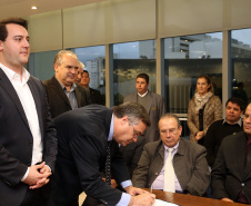 O governador Carlos Massa Ratinho Junior e o secretário Beto Preto assinaram nesta segunda-feira (3) a liberação de R$ 20 milhões para 19 consórcios intermunicipais de saúde. Os benefícios vão chegar a 335 municípios do Estado. No mesmo ato, eles autorizaram a licitação das obras do Centro de Especialidades de Jacarezinho, no Norte Pioneiro, no valor de R$ 9,1 milhões.  -  Curitiba, 03/06/2019  -  Foto: Gilson Abreu/ANPr