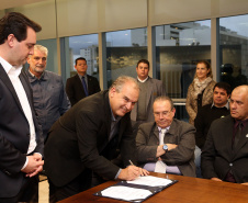 O governador Carlos Massa Ratinho Junior e o secretário Beto Preto assinaram nesta segunda-feira (3) a liberação de R$ 20 milhões para 19 consórcios intermunicipais de saúde. Os benefícios vão chegar a 335 municípios do Estado. No mesmo ato, eles autorizaram a licitação das obras do Centro de Especialidades de Jacarezinho, no Norte Pioneiro, no valor de R$ 9,1 milhões.  -  Curitiba, 03/06/2019  -  Foto: Gilson Abreu/ANPr