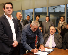 O governador Carlos Massa Ratinho Junior e o secretário Beto Preto assinaram nesta segunda-feira (3) a liberação de R$ 20 milhões para 19 consórcios intermunicipais de saúde. Os benefícios vão chegar a 335 municípios do Estado. No mesmo ato, eles autorizaram a licitação das obras do Centro de Especialidades de Jacarezinho, no Norte Pioneiro, no valor de R$ 9,1 milhões.  -  Curitiba, 03/06/2019  -  Foto: Gilson Abreu/ANPr