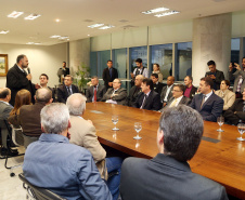 O governador Carlos Massa Ratinho Junior e o secretário Beto Preto assinaram nesta segunda-feira (3) a liberação de R$ 20 milhões para 19 consórcios intermunicipais de saúde. Os benefícios vão chegar a 335 municípios do Estado. No mesmo ato, eles autorizaram a licitação das obras do Centro de Especialidades de Jacarezinho, no Norte Pioneiro, no valor de R$ 9,1 milhões.  -  Curitiba, 03/06/2019  -  Foto: Gilson Abreu/ANPr