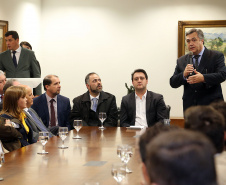 O governador Carlos Massa Ratinho Junior e o secretário Beto Preto assinaram nesta segunda-feira (3) a liberação de R$ 20 milhões para 19 consórcios intermunicipais de saúde. Os benefícios vão chegar a 335 municípios do Estado. No mesmo ato, eles autorizaram a licitação das obras do Centro de Especialidades de Jacarezinho, no Norte Pioneiro, no valor de R$ 9,1 milhões.  -  Curitiba, 03/06/2019  -  Foto: Gilson Abreu/ANPr