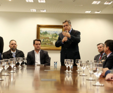 O governador Carlos Massa Ratinho Junior e o secretário Beto Preto assinaram nesta segunda-feira (3) a liberação de R$ 20 milhões para 19 consórcios intermunicipais de saúde. Os benefícios vão chegar a 335 municípios do Estado. No mesmo ato, eles autorizaram a licitação das obras do Centro de Especialidades de Jacarezinho, no Norte Pioneiro, no valor de R$ 9,1 milhões.  -  Curitiba, 03/06/2019  -  Foto: Gilson Abreu/ANPr