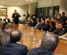 O governador Carlos Massa Ratinho Junior e o secretário Beto Preto assinaram nesta segunda-feira (3) a liberação de R$ 20 milhões para 19 consórcios intermunicipais de saúde. Os benefícios vão chegar a 335 municípios do Estado. No mesmo ato, eles autorizaram a licitação das obras do Centro de Especialidades de Jacarezinho, no Norte Pioneiro, no valor de R$ 9,1 milhões.  -  Curitiba, 03/06/2019  -  Foto: Gilson Abreu/ANPr