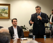 O governador Carlos Massa Ratinho Junior e o secretário Beto Preto assinaram nesta segunda-feira (3) a liberação de R$ 20 milhões para 19 consórcios intermunicipais de saúde. Os benefícios vão chegar a 335 municípios do Estado. No mesmo ato, eles autorizaram a licitação das obras do Centro de Especialidades de Jacarezinho, no Norte Pioneiro, no valor de R$ 9,1 milhões.  -  Curitiba, 03/06/2019  -  Foto: Gilson Abreu/ANPr