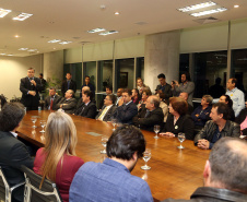 O governador Carlos Massa Ratinho Junior e o secretário Beto Preto assinaram nesta segunda-feira (3) a liberação de R$ 20 milhões para 19 consórcios intermunicipais de saúde. Os benefícios vão chegar a 335 municípios do Estado. No mesmo ato, eles autorizaram a licitação das obras do Centro de Especialidades de Jacarezinho, no Norte Pioneiro, no valor de R$ 9,1 milhões.  -  Curitiba, 03/06/2019  -  Foto: Gilson Abreu/ANPr