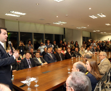 O governador Carlos Massa Ratinho Junior e o secretário Beto Preto assinaram nesta segunda-feira (3) a liberação de R$ 20 milhões para 19 consórcios intermunicipais de saúde. Os benefícios vão chegar a 335 municípios do Estado. No mesmo ato, eles autorizaram a licitação das obras do Centro de Especialidades de Jacarezinho, no Norte Pioneiro, no valor de R$ 9,1 milhões.  -  Curitiba, 03/06/2019  -  Foto: Gilson Abreu/ANPr