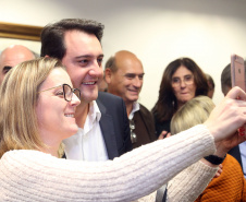 O governador Carlos Massa Ratinho Junior e o secretário Beto Preto assinaram nesta segunda-feira (3) a liberação de R$ 20 milhões para 19 consórcios intermunicipais de saúde. Os benefícios vão chegar a 335 municípios do Estado. No mesmo ato, eles autorizaram a licitação das obras do Centro de Especialidades de Jacarezinho, no Norte Pioneiro, no valor de R$ 9,1 milhões.  -  Curitiba, 03/06/2019  -  Foto: Gilson Abreu/ANPr