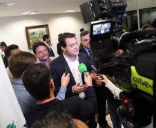 O governador Carlos Massa Ratinho Junior e o secretário Beto Preto assinaram nesta segunda-feira (3) a liberação de R$ 20 milhões para 19 consórcios intermunicipais de saúde. Os benefícios vão chegar a 335 municípios do Estado. No mesmo ato, eles autorizaram a licitação das obras do Centro de Especialidades de Jacarezinho, no Norte Pioneiro, no valor de R$ 9,1 milhões.  -  Curitiba, 03/06/2019  -  Foto: Gilson Abreu/ANPr