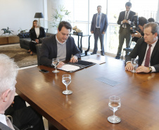 O governador Carlos Massa Ratinho Junior libera recursos para bolsas de pesquisa e extensão, para pesquisadores das universidades e institutos de pesquisa do Paraná.Curitiba, 04-06-19.Foto: Arnaldo Alves/ANPr