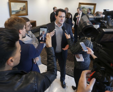 O governador Carlos Massa Ratinho Junior libera recursos para bolsas de pesquisa e extensão, para pesquisadores das universidades e institutos de pesquisa do Paraná.Curitiba, 04-06-19.Foto: Arnaldo Alves/ANPr