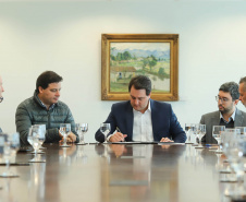 O Porto de Paranaguá terá a primeira reforma no pier público de inflamáveis, que foi construído na década de 1940 e, desde então, recebeu apenas pequenas intervenções de manutenção. Nesta quarta-feira (06), o governador Carlos Massa Ratinho Junior assinou, em reunião no Palácio Iguaçu, a autorização para contratação da empresa que fará a obra. Foto: Rodrigo Felix Leal/ANPr