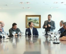 O Porto de Paranaguá terá a primeira reforma no pier público de inflamáveis, que foi construído na década de 1940 e, desde então, recebeu apenas pequenas intervenções de manutenção. Nesta quarta-feira (06), o governador Carlos Massa Ratinho Junior assinou, em reunião no Palácio Iguaçu, a autorização para contratação da empresa que fará a obra. Foto: Rodrigo Felix Leal/ANPr