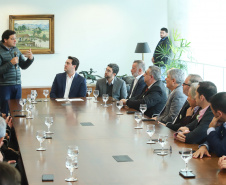 O Porto de Paranaguá terá a primeira reforma no pier público de inflamáveis, que foi construído na década de 1940 e, desde então, recebeu apenas pequenas intervenções de manutenção. Nesta quarta-feira (06), o governador Carlos Massa Ratinho Junior assinou, em reunião no Palácio Iguaçu, a autorização para contratação da empresa que fará a obra. Foto: Rodrigo Felix Leal/ANPr
