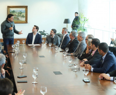O Porto de Paranaguá terá a primeira reforma no pier público de inflamáveis, que foi construído na década de 1940 e, desde então, recebeu apenas pequenas intervenções de manutenção. Nesta quarta-feira (06), o governador Carlos Massa Ratinho Junior assinou, em reunião no Palácio Iguaçu, a autorização para contratação da empresa que fará a obra. Foto: Rodrigo Felix Leal/ANPr