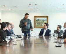 O Porto de Paranaguá terá a primeira reforma no pier público de inflamáveis, que foi construído na década de 1940 e, desde então, recebeu apenas pequenas intervenções de manutenção. Nesta quarta-feira (06), o governador Carlos Massa Ratinho Junior assinou, em reunião no Palácio Iguaçu, a autorização para contratação da empresa que fará a obra. Foto: Rodrigo Felix Leal/ANPr