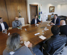 O governador Carlos Massa Ratinho Junior recebeu em seu gabinete, o secretário de Educação, Renato Feder e integrantes do Instituto Lemann.Curitiba, 05-06-19.Foto: Arnaldo Alves / ANPr.