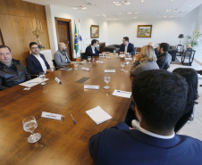 O governador Carlos Massa Ratinho Junior recebeu em seu gabinete, o secretário de Educação, Renato Feder e integrantes do Instituto Lemann.Curitiba, 05-06-19.Foto: Arnaldo Alves / ANPr.