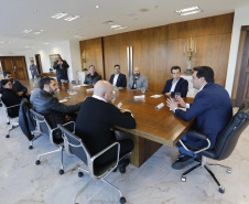 O governador Carlos Massa Ratinho Junior recebeu em seu gabinete, o secretário de Educação, Renato Feder e integrantes do Instituto Lemann.Curitiba, 05-06-19.Foto: Arnaldo Alves / ANPr.