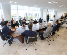 O governador Carlos Massa Ratinho Junior recebeu em seu gabinete, o secretário de Educação, Renato Feder e integrantes do Instituto Lemann.Curitiba, 05-06-19.Foto: Arnaldo Alves / ANPr.