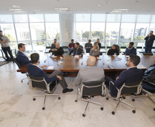 O governador Carlos Massa Ratinho Junior recebeu em seu gabinete, o secretário de Educação, Renato Feder e integrantes do Instituto Lemann.Curitiba, 05-06-19.Foto: Arnaldo Alves / ANPr.