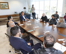 O governador Carlos Massa Ratinho Junior recebeu em seu gabinete, o secretário de Educação, Renato Feder e integrantes do Instituto Lemann.Curitiba, 05-06-19.Foto: Arnaldo Alves / ANPr.