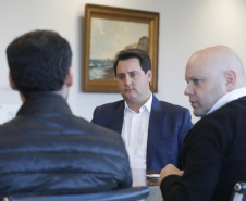 O governador Carlos Massa Ratinho Junior recebeu em seu gabinete, o secretário de Educação, Renato Feder e integrantes do Instituto Lemann.Curitiba, 05-06-19.Foto: Arnaldo Alves / ANPr.