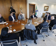 O governador Carlos Massa Ratinho Junior recebeu em seu gabinete, o secretário de Educação, Renato Feder e integrantes do Instituto Lemann.Curitiba, 05-06-19.Foto: Arnaldo Alves / ANPr.