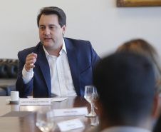O governador Carlos Massa Ratinho Junior recebeu em seu gabinete, o secretário de Educação, Renato Feder e integrantes do Instituto Lemann.Curitiba, 05-06-19.Foto: Arnaldo Alves / ANPr.