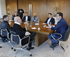 O governador Carlos Massa Ratinho Junior recebeu em seu gabinete, o secretário de Educação, Renato Feder e integrantes do Instituto Lemann.Curitiba, 05-06-19.Foto: Arnaldo Alves / ANPr.