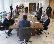 O governador Carlos Massa Ratinho Junior recebeu em seu gabinete, o secretário de Educação, Renato Feder e integrantes do Instituto Lemann.Curitiba, 05-06-19.Foto: Arnaldo Alves / ANPr.
