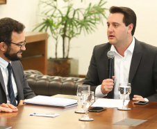 O governador Carlos Massa Ratinho Junior determinou uma redução nas taxas de juros e atualização nas condições de enquadramento dos municípios atendidos pelo Sistema de Financiamento aos Municípios (SFM). O sistema que financia obras de infraestrutura, construções e compra de máquinas e equipamentos para prefeituras, terá redução média de 15% nas taxas fixas de juros. Em algumas situações a queda pode chegar a 22,4%. Foto: Rodrigo Felix Leal/ANPr