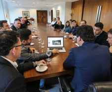 O governador Carlos Massa Ratinho Junior conheceu nesta quinta-feira (6) uma nova alternativa de energia limpa e mais econômica produzida 100% no Paraná. O diretor-presidente do Centro Internacional de Energias Renováveis – Biogás (CIBiogás), Rodrigo de Almeida Galvão, apresentou, em reunião no Palácio Iguaçu, o biometano, um biocombustível gasoso obtido a partir do processamento do biogás.  Curitiba, 06/06/2019 -Foto: Geraldo Bubniak/ANPr