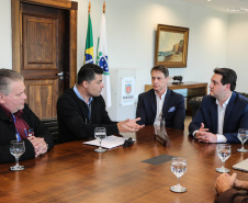 O governador Carlos Massa Ratinho Junior conheceu nesta quinta-feira (6) uma nova alternativa de energia limpa e mais econômica produzida 100% no Paraná. O diretor-presidente do Centro Internacional de Energias Renováveis – Biogás (CIBiogás), Rodrigo de Almeida Galvão, apresentou, em reunião no Palácio Iguaçu, o biometano, um biocombustível gasoso obtido a partir do processamento do biogás.  Curitiba, 06/06/2019 -Foto: Geraldo Bubniak/ANPr