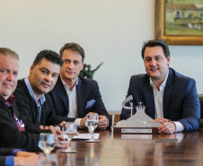 O governador Carlos Massa Ratinho Junior conheceu nesta quinta-feira (6) uma nova alternativa de energia limpa e mais econômica produzida 100% no Paraná. O diretor-presidente do Centro Internacional de Energias Renováveis – Biogás (CIBiogás), Rodrigo de Almeida Galvão, apresentou, em reunião no Palácio Iguaçu, o biometano, um biocombustível gasoso obtido a partir do processamento do biogás.  Curitiba, 06/06/2019 -Foto: Geraldo Bubniak/ANPr