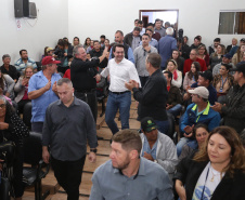 Cinquenta e seis famílias de produtores rurais ocupantes de terras pertencentes ao Estado (devolutas) em Pitanga e Boa Ventura do São Roque, no Centro do Paraná, receberam nesta sexta-feira (7) os títulos de propriedade de seus imóveis. Aguardado há anos pelas famílias, o documento de regularização das terras foi entregue em encontro com o governador Carlos Massa Ratinho Junior, realizado em Pitanga.   Foto: José Fernando Ogura/ANPr