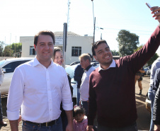 Cinquenta e seis famílias de produtores rurais ocupantes de terras pertencentes ao Estado (devolutas) em Pitanga e Boa Ventura do São Roque, no Centro do Paraná, receberam nesta sexta-feira (7) os títulos de propriedade de seus imóveis. Aguardado há anos pelas famílias, o documento de regularização das terras foi entregue em encontro com o governador Carlos Massa Ratinho Junior, realizado em Pitanga.   Foto: José Fernando Ogura/ANPr
