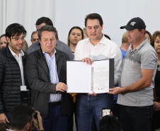 Cinquenta e seis famílias de produtores rurais ocupantes de terras pertencentes ao Estado (devolutas) em Pitanga e Boa Ventura do São Roque, no Centro do Paraná, receberam nesta sexta-feira (7) os títulos de propriedade de seus imóveis. Aguardado há anos pelas famílias, o documento de regularização das terras foi entregue em encontro com o governador Carlos Massa Ratinho Junior, realizado em Pitanga.   Foto: José Fernando Ogura/ANPr