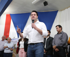 Cinquenta e seis famílias de produtores rurais ocupantes de terras pertencentes ao Estado (devolutas) em Pitanga e Boa Ventura do São Roque, no Centro do Paraná, receberam nesta sexta-feira (7) os títulos de propriedade de seus imóveis. Aguardado há anos pelas famílias, o documento de regularização das terras foi entregue em encontro com o governador Carlos Massa Ratinho Junior, realizado em Pitanga.   Foto: José Fernando Ogura/ANPr