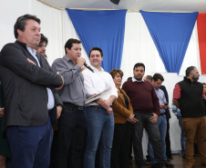 Cinquenta e seis famílias de produtores rurais ocupantes de terras pertencentes ao Estado (devolutas) em Pitanga e Boa Ventura do São Roque, no Centro do Paraná, receberam nesta sexta-feira (7) os títulos de propriedade de seus imóveis. Aguardado há anos pelas famílias, o documento de regularização das terras foi entregue em encontro com o governador Carlos Massa Ratinho Junior, realizado em Pitanga.   Foto: José Fernando Ogura/ANPr