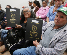 Cinquenta e seis famílias de produtores rurais ocupantes de terras pertencentes ao Estado (devolutas) em Pitanga e Boa Ventura do São Roque, no Centro do Paraná, receberam nesta sexta-feira (7) os títulos de propriedade de seus imóveis. Aguardado há anos pelas famílias, o documento de regularização das terras foi entregue em encontro com o governador Carlos Massa Ratinho Junior, realizado em Pitanga.   Foto: José Fernando Ogura/ANPr