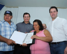 Cinquenta e seis famílias de produtores rurais ocupantes de terras pertencentes ao Estado (devolutas) em Pitanga e Boa Ventura do São Roque, no Centro do Paraná, receberam nesta sexta-feira (7) os títulos de propriedade de seus imóveis. Aguardado há anos pelas famílias, o documento de regularização das terras foi entregue em encontro com o governador Carlos Massa Ratinho Junior, realizado em Pitanga. Foto: Rodrigo Felix Leal/ANPr